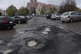 Ten parking w Żaganiu to dziura na dziurze! A niedawno został wyremontowany za 170 tys. zł!