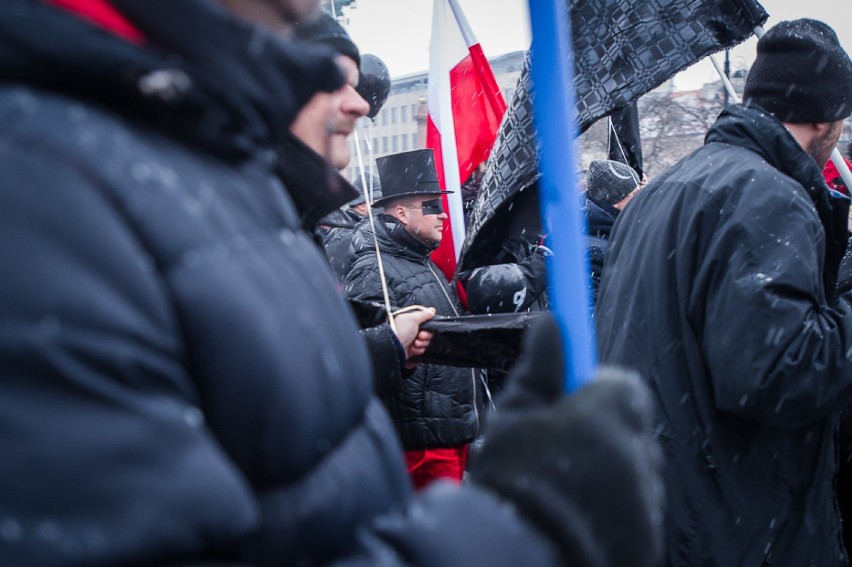 Protest frankowiczów, Warszawa. Czarna procesja oszukanych...