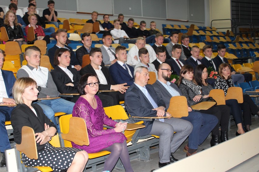 Licealiści SMS Miedź Legnica ukończyli szkołę [ZDJĘCIA]