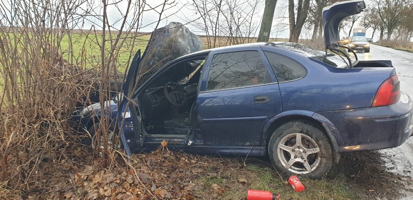 Wypadek w Orzechówku. Samochód uderzył w drzewo i stanął w płomieniach. Kierowca był pijany