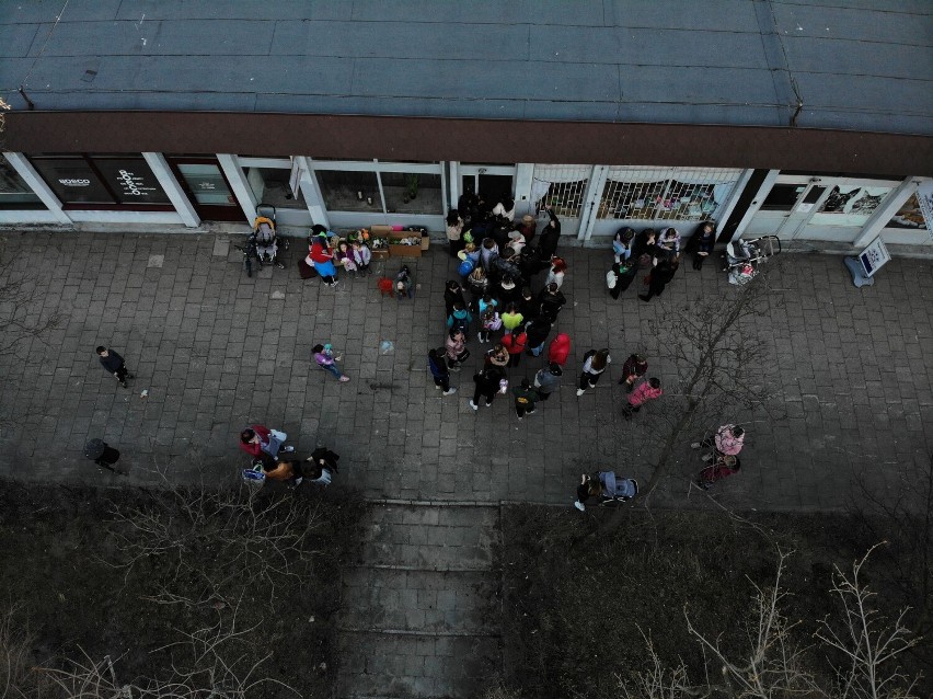 Kolejka do punktu wydawania darów w Olkuszu