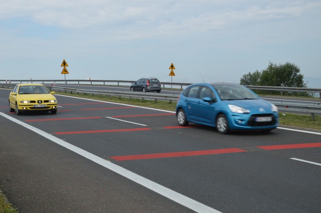 Tak wyglądają pasy, jakie drogowcy z Generalnej Dyrekcji Dróg Krajowych i Autostrad namalowali na dwóch zakrętach, które składają się na popularne „patelnie”. Czy to koniec wyścigów motorów?