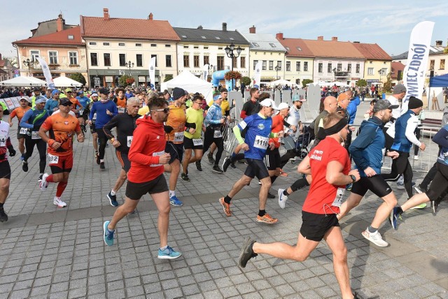 Zbliża się 22. PKO Półmaraton dookoła Jeziora Żywieckiego. 

Zobacz kolejne zdjęcia. Przesuwaj zdjęcia w prawo - naciśnij strzałkę lub przycisk NASTĘPNE