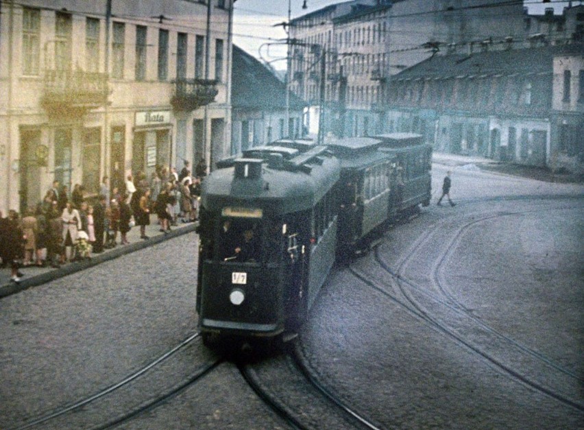 Stare tramwaje w Łodzi z lat 40. XX w. na kolorowych...