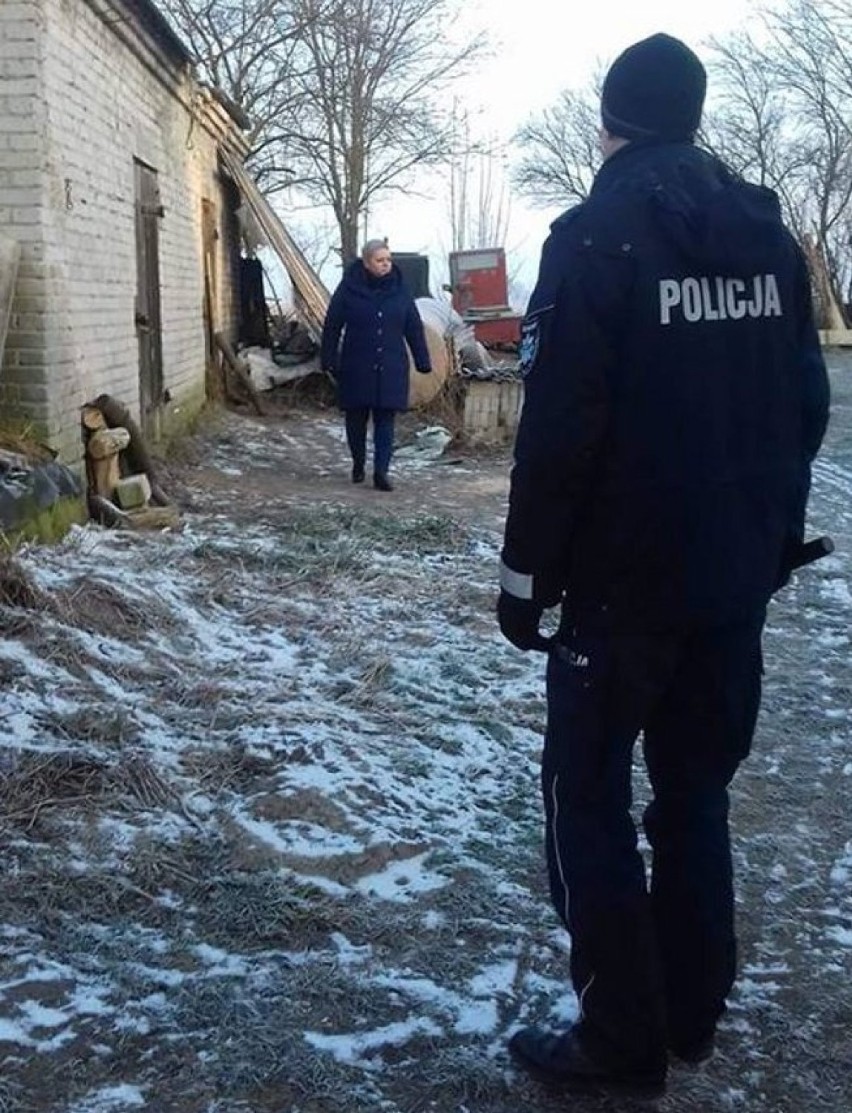 Policjanci i pracownicy socjalni z Barcina odwiedzili miejsca, w których przebywają bezdomni 