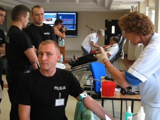 Zbiorowo oddawali krew dla rannych kolegów [zdjęcia]