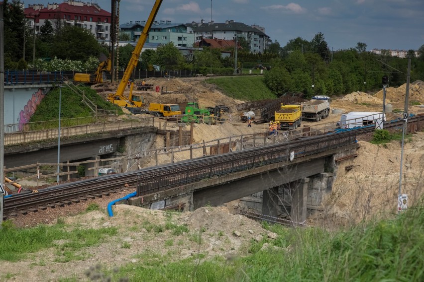 Minister Adamczyk przyglądał się budowie przystanku w Bronowicach