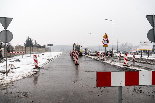 Wkrótce zmiany organizacji ruchu na ulicy Kleczewskiej. Jeśli pogoda nie pokrzyżuje planów, to już wkrótce kierowcy pojadą odcinkami nowej ulicy, które mają warstwy bitumiczne.