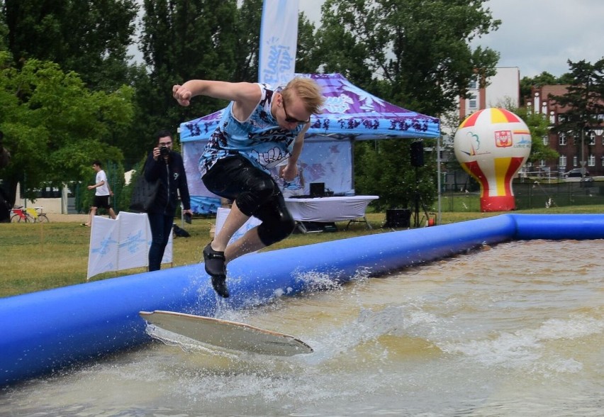 Przy hali sportowej w Inowrocławiu są dwa baseny. W...