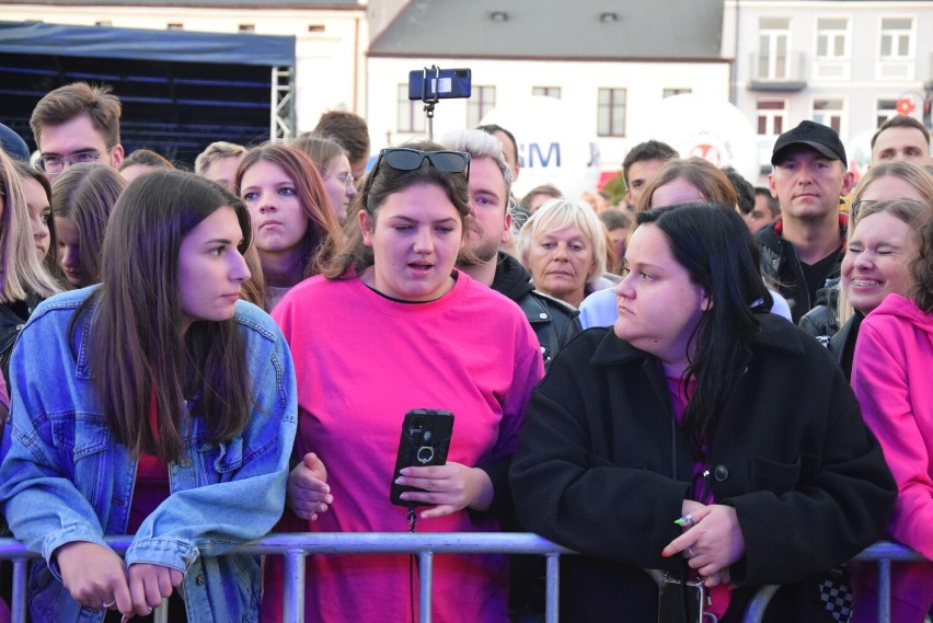 Natalia Szroeder na scenie głównej Święta Kwiatów, Owoców i Warzyw w Skierniewicach 