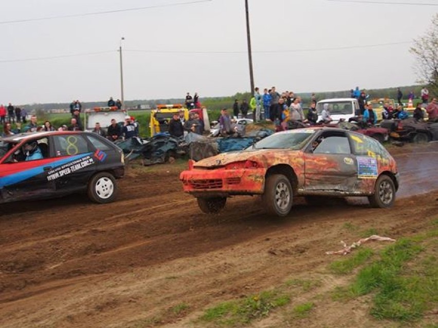 Wyścig wraków w Radostowicach - czyli Wrak Race Rally Extreme 2016 [ZDJĘCIA]