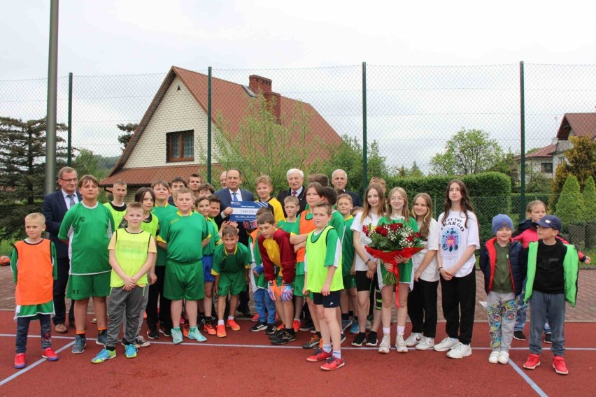 Zadaszone hale sportowe powstaną przy szkołach w Rdziostowie, Trzycierzu oraz Limanowej. Ministerstwo sportu przekazało promesy na ten cel