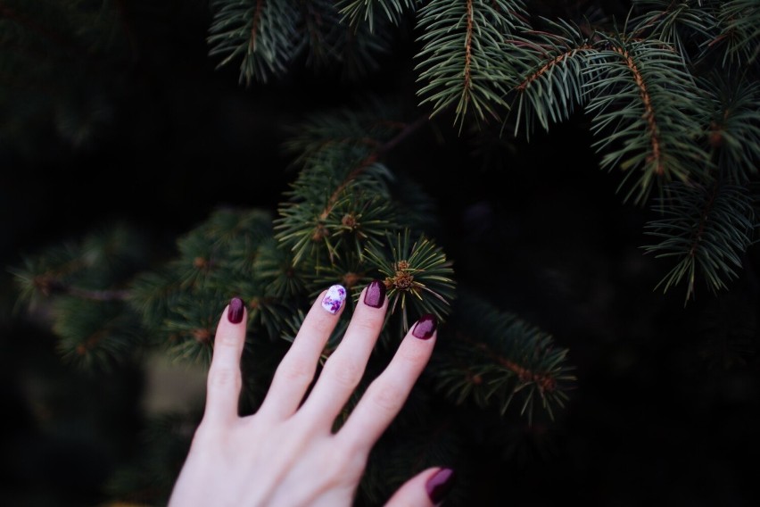 Fioletowe kolory na paznokciach dodają lat dłoniom i...