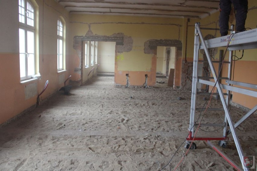 Prace remontowe w budynku przy ulicy Drzymały w Bojanowie
