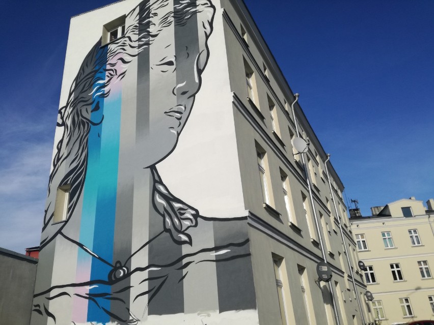 Mural na ulicy Majkowskiej w Kaliszu. Obraz inspirowany pomnikiem kaliskiej Flory. ZDJĘCIA