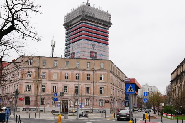 Trwa remont Collegium Altum w Poznaniu. Jeden z najbardziej charakterystycznych budynków w stolicy Wielkopolski zyska nowe oblicze. Już teraz widać, jak będzie wyglądać po remoncie. Zobacz naszą galerię i przekonaj się, jak prezentować się będzie budynek Uniwersytetu Ekonomicznego.

Kolejne zdjęcie --->