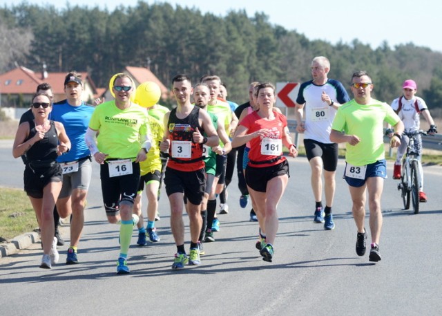 Lubuskie Towarzystwo Krzewienia Kultury Fizycznej w Zielonej Górze zaprosiło 7 kwietnia miłośników biegania. Półmaraton miał długość 21,097 km. 

Prowadził drogami asfaltowymi z Przytoku przez Droszków, Czarną, Zabór, Łaz do Przytoku. Różnica wysokości wynosiła około 56 m. Na trasie znajdowały się dwa punkty z napojami w miejscowościach Czarna (9,4 km)  i Zabór  (14,0 km). Start i meta zlokalizowane były w parku pałacowym przy Ośrodku Szkolno–Wychowawczym w Przytoku.

Przeczytaj też:  Prawie 180 osób wzięło udział w Niebieskim Biegu [ZDJĘCIA]




