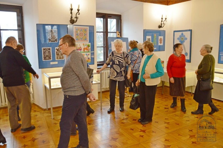 Wystawa prezentuje prace blisko 50 uczestników, którzy...