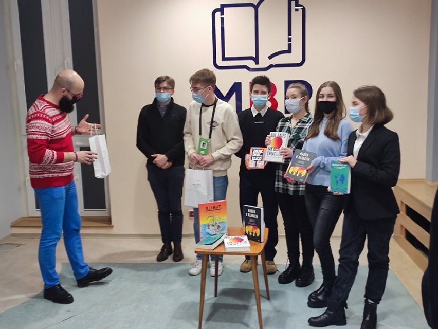 Konin: Młodzieżowa Rada Miasta przekazała książki bibliotece publicznej. Do przeczytania pięć tytułów