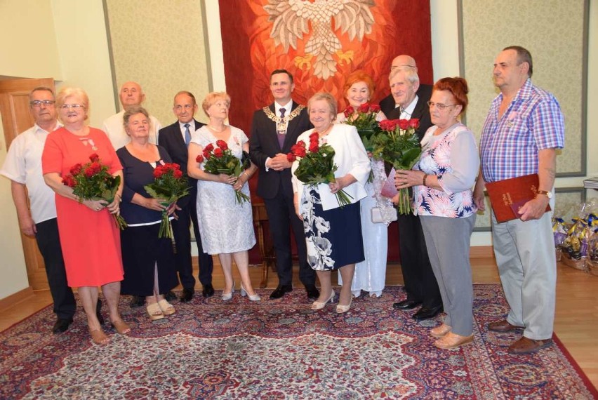Uroczystość wręczenie medali za długoletnie pożycie małżeńskie parom ze Skierniewic - II tura [ZDJĘCIA]