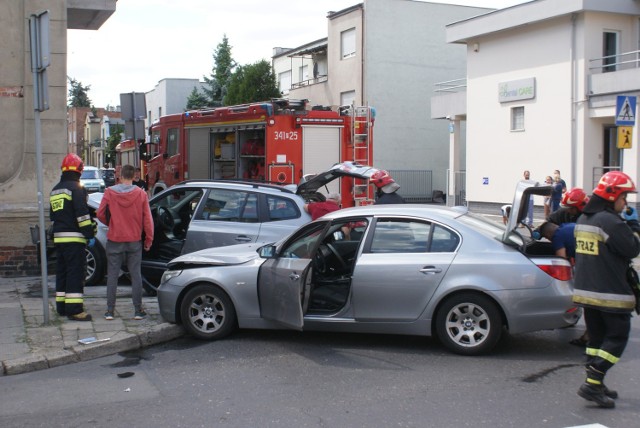 Wypadek na skrzyżowaniu ulic Młynarskiej i Staszica w Kaliszu. Zderzenie dwóch BMW