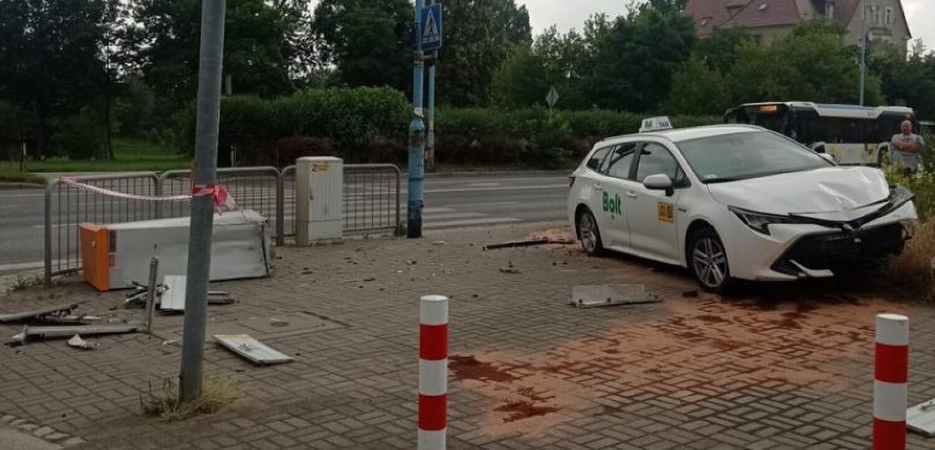 Wypadek na ulicy Wrocławskiej w Legnicy, kierowca zasną za kierownicą, zdjęcia