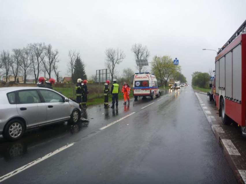 Wypadek w Owińskach: Zderzenie czołowe dwóch aut.