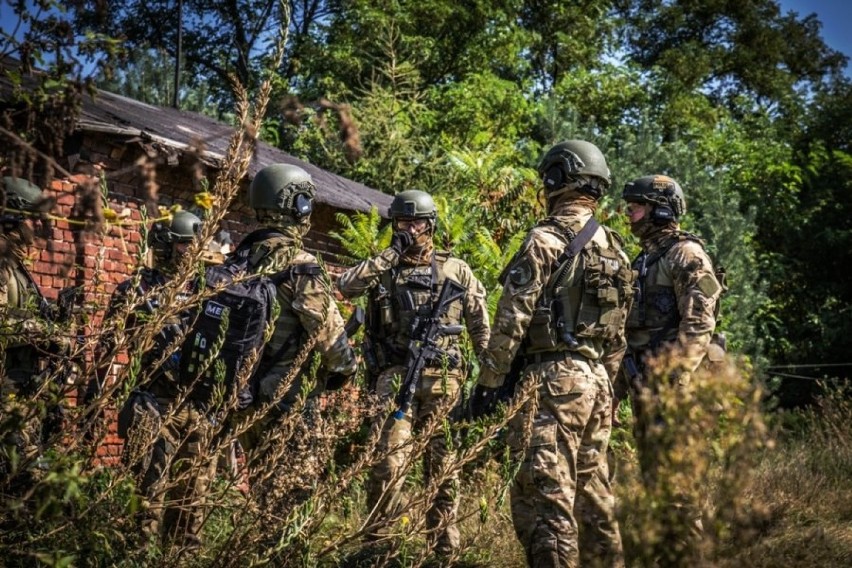 Antyterroryści z całej Polski ćwiczyli w Łodzi i regionie....