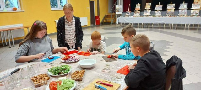 Zajęcia odbywają się w budynku Gminnego Ośrodka Kultury w Służewie