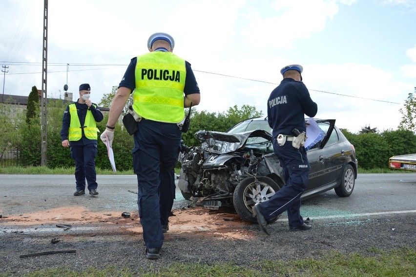 Wypadek w Srocku na DK 91: dwie osoby ranne. Samochód...