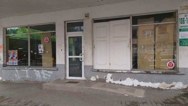 Od niemal trzech lat budynek dawnego salonu EMPiK przy ulicy Zwycięstwa w Koszalinie czeka na nowy rozdział swojej historii.