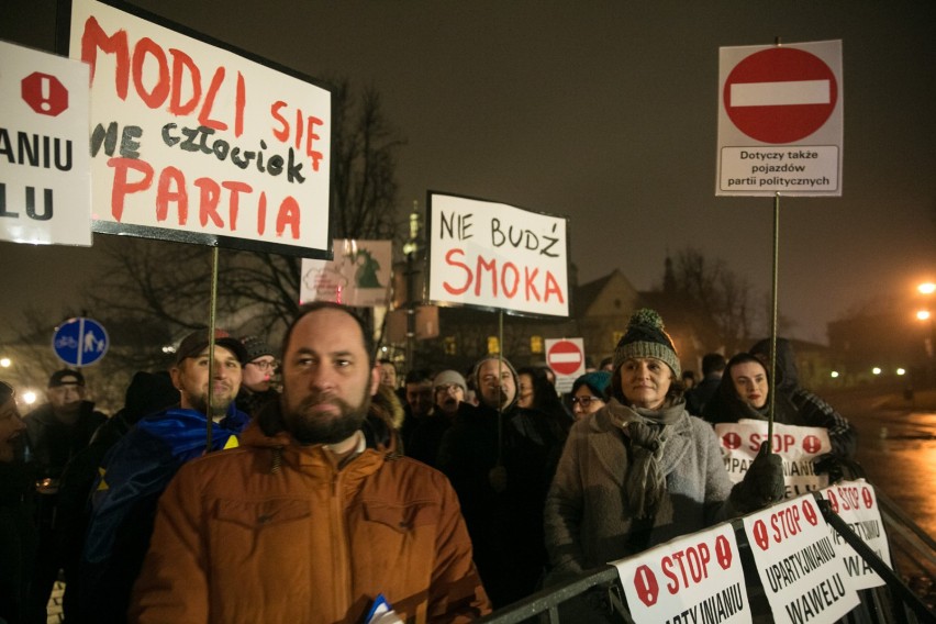 Manifestacja "Stop upartyjnieniu Wawelu" [ZDJĘCIA]
