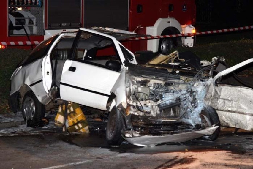 Złamane na pół auto. Fot. Tomasz Kolowski