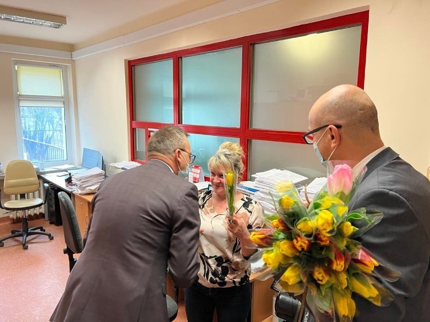 Sandomierski starosta, Marcin Piwnik, z zastępcą wręczyli kwiaty pracownicom sandomierskiego szpitala. Ależ zaskoczenie! Zobacz zdjęcia