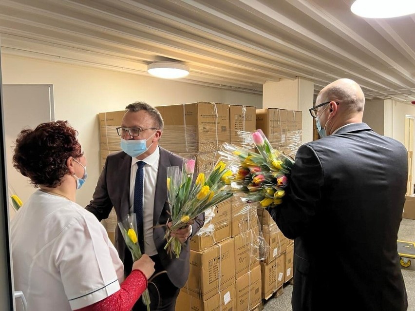 Sandomierski starosta, Marcin Piwnik, z zastępcą wręczyli kwiaty pracownicom sandomierskiego szpitala. Ależ zaskoczenie! Zobacz zdjęcia