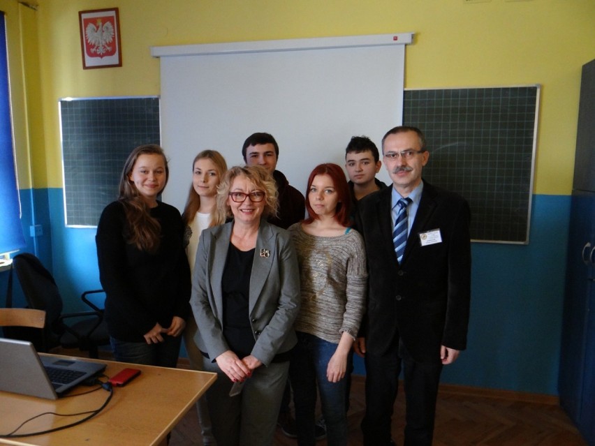 Uczniowie ZSCKR w Dobryszycach projektują skwer przy ul....