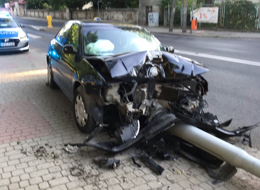 Na ul. Słowackiego w Przemyślu kierujący audi A3 uderzył w latarnię, która następnie spadła na inny samochód [ZDJĘCIA]