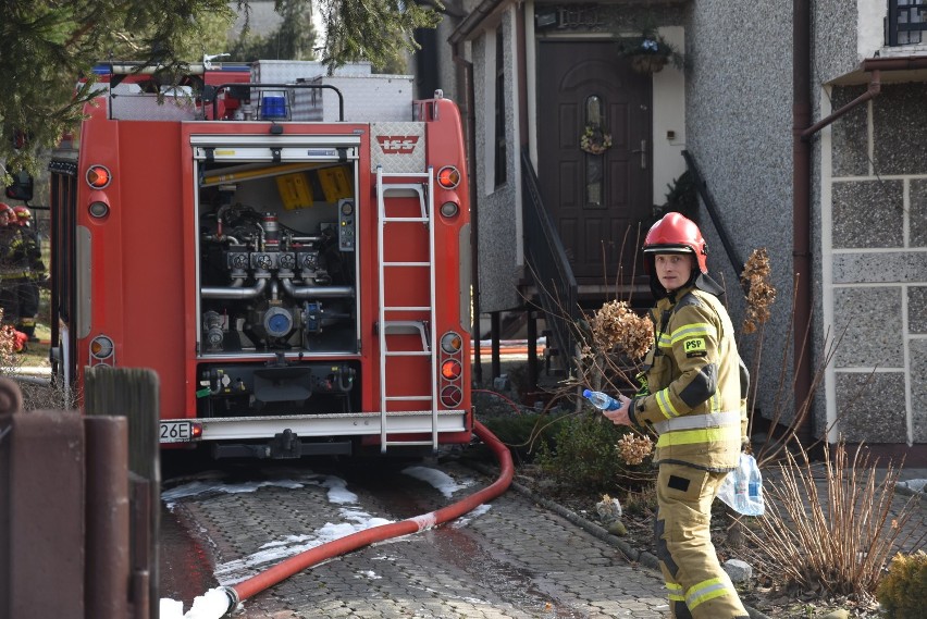 Pożar domu w Chwałowicach. Utrudnienia na ulicy 1 Maja w Rybniku