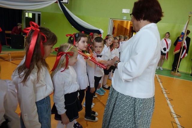 Pasowanie na pierwszaków w Szkole Podstawowej im. J. Brzechwy w Dobrzelowie.