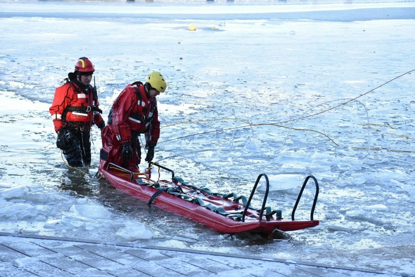 Ćwiczenia strażaków na zamarzniętym Nogacie w Malborku. Scenariusz zakładał, że pod wędkarzami załamuje się lód