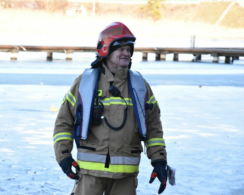 Ćwiczenia strażaków na zamarzniętym Nogacie w Malborku. Scenariusz zakładał, że pod wędkarzami załamuje się lód