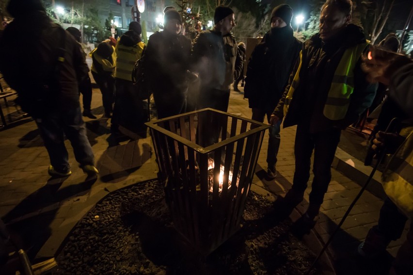 Sylwester pod sejmem. Kawa w termosie zamiast szampana....