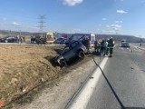 Poważny wypadek na obwodnicy Wojnicza. Na skrzyżowaniu koło cmentarza zderzyły się dwa samochody. Są ranni [ZDJĘCIA]
