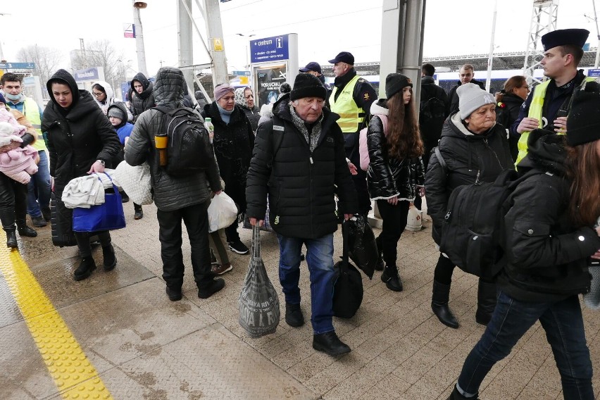Pociągi z uchodźcami w Warszawie. Wagony z Kijowa z gigantycznym opóźnieniem. "Przez Warszawę przejechało około 100 tys. uchodźców"