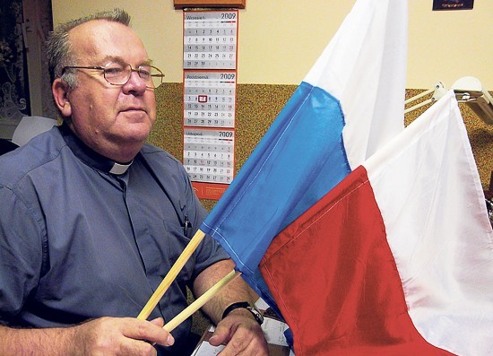 Na powitanie obrazu ksiądz prałat Janusz Krakowiak dla parafian kupił kilkaset chorągiewek
