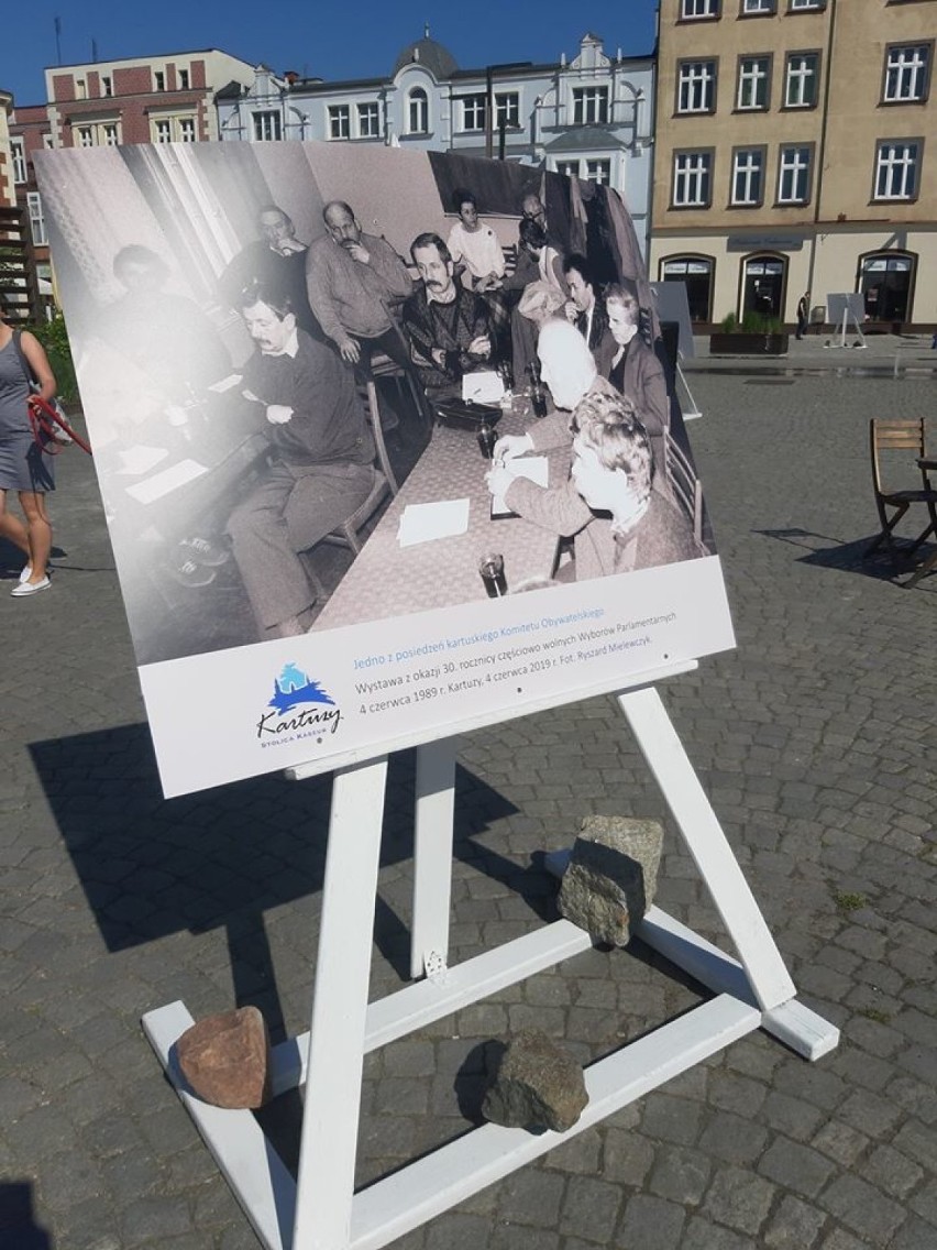 Ubiegłoroczna wystawa fotografii Ryszarda Mielewczyka z okazji 30. rocznicy częściowo wolnych wyborów 4 czerwca 1989 roku