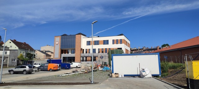 Nowoczesny obiekt - nowo wybudowana siedziba Starostwa Powiatowego w Chełmnie ma zostać oddana do użytku we wrześniu 2022 roku