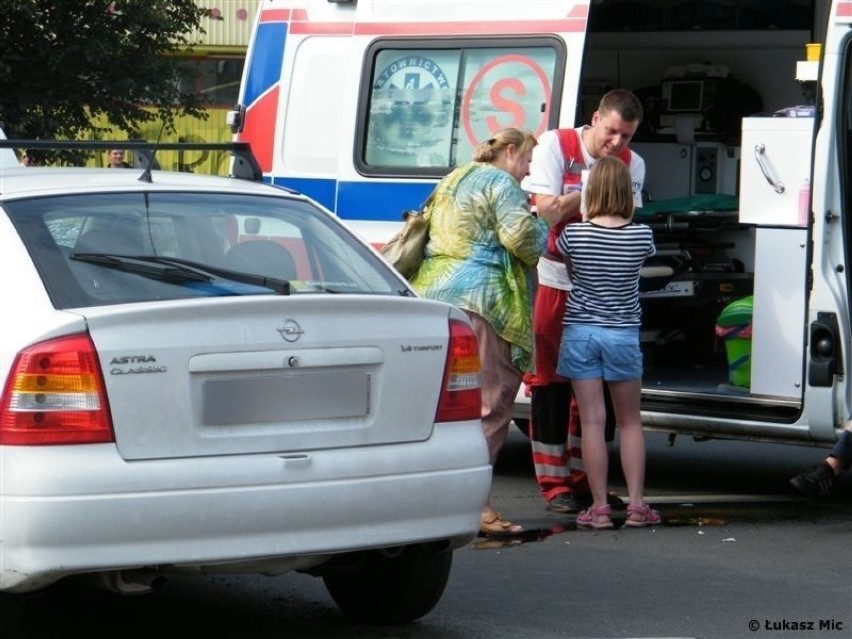 Ekipa pogotowia ratunkowego opatrzyła poszkodowanych na...