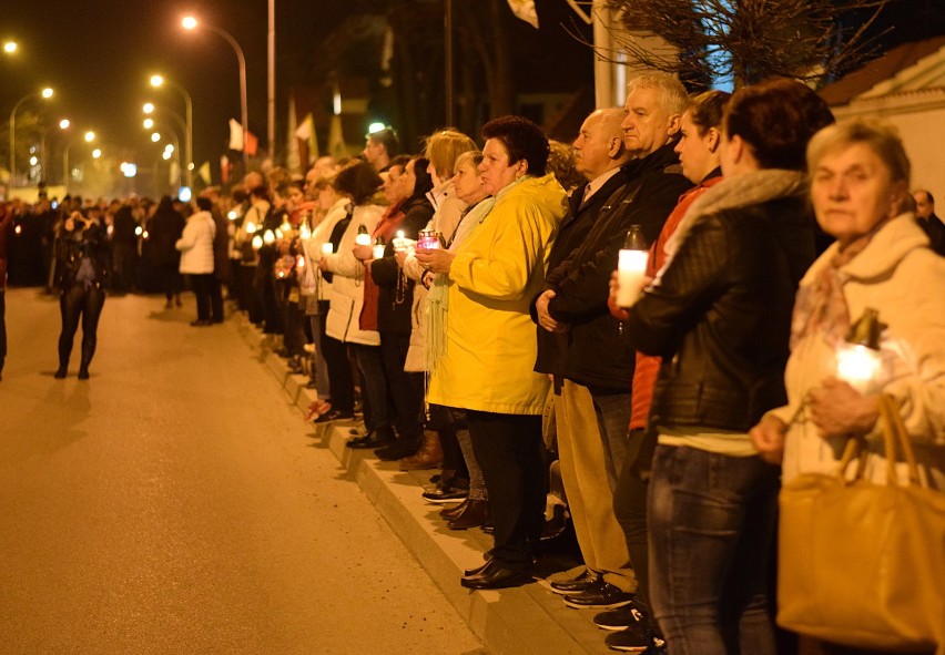 Wierni modląc się, przeszli od siedziby Starostwa...