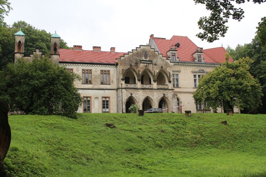 Pałac w Młoszowej jest budowlą z połowy XIX wieku. Z pałacem...